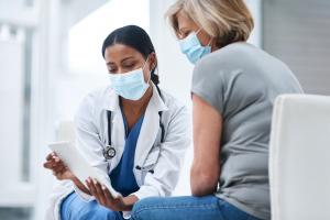 OBGYN showing a female patient test results for potential gynecologic cancer