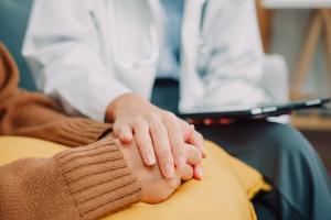 Woman speaking with a counselor about substance abuse rehabilitation in New Jersey