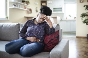 Woman living with IBD gripping her abdomen