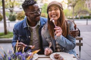 couple eating lunch together smiling